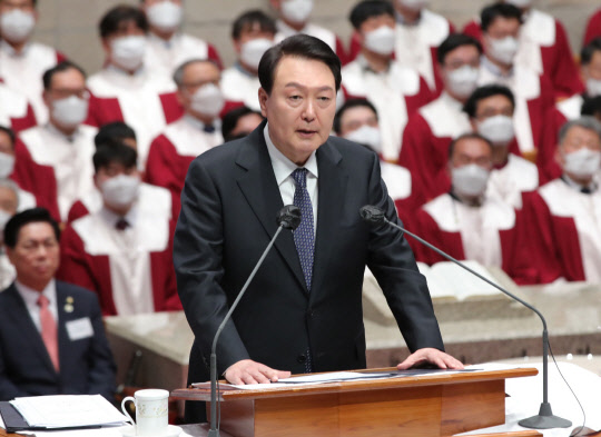 윤석열 대통령이 9일 서울 중구 영락교회에서 열린 2023 한국교회 부활절 연합예배에서 축사하고 있다. 대통령실통신사진기자단=연합뉴스